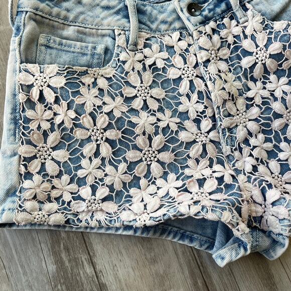 Roxy Women’s Pink Acid Wash Denim Shorts Size 3 Crochet Floral Overlay - Picture 4 of 9